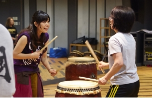 TAIKO-LABの和太鼓レッスンはインストラクターが丁寧にサポートします