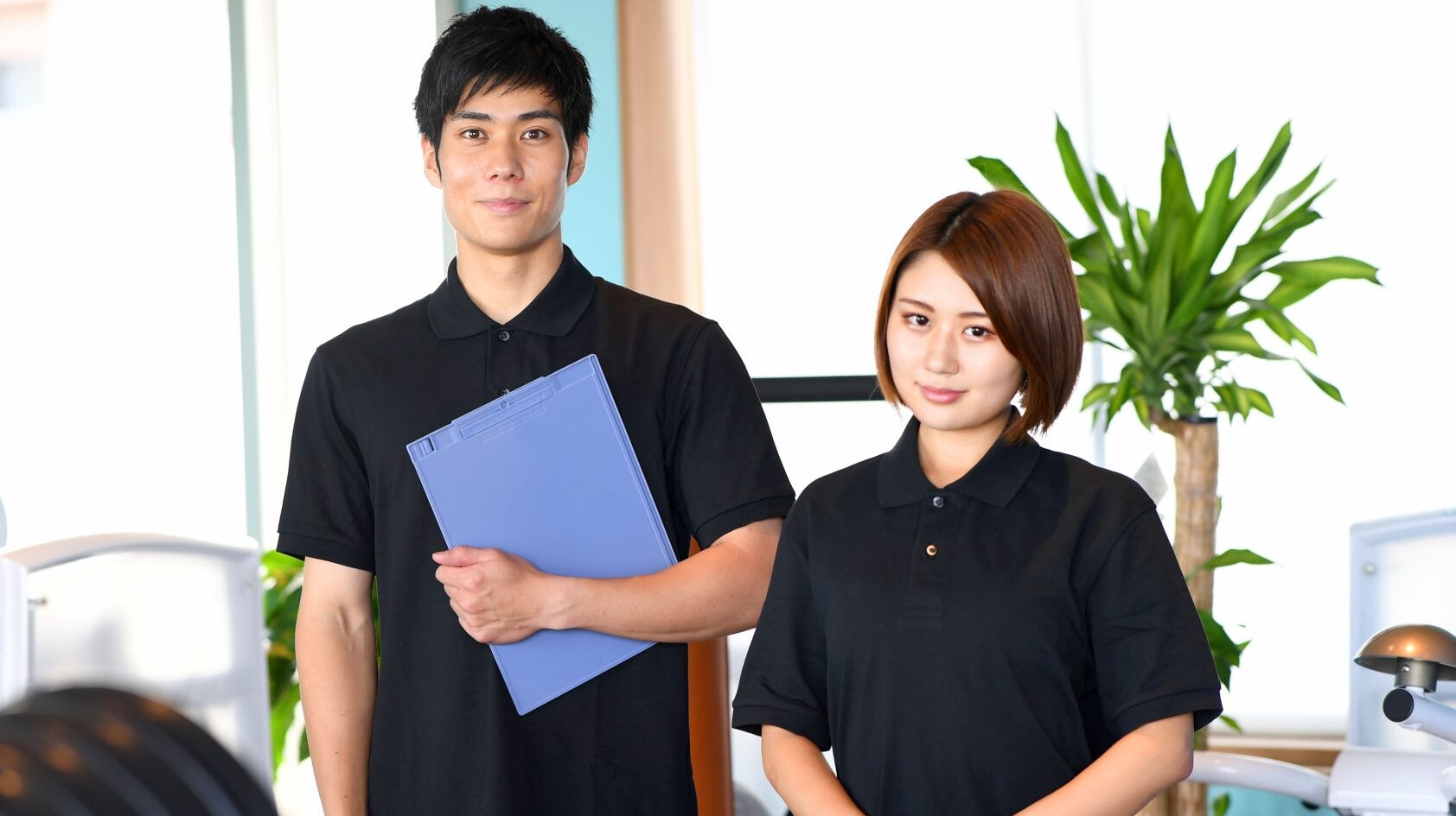 受付をする2人組