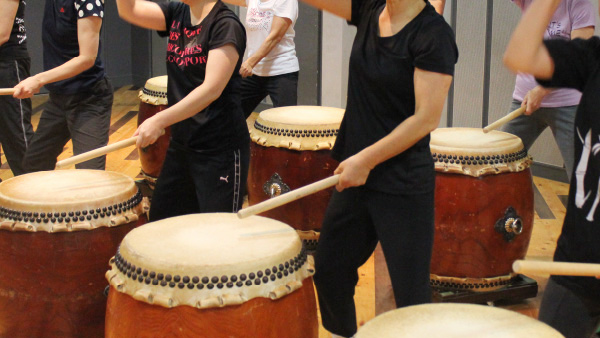 大勢で和太鼓演奏